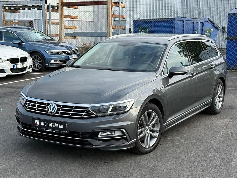 Mörkgrå (grå) Begagnad 2017 VW Passat R-line Kombi | 167 700 kr (Marknadspris) - Bild 1/4