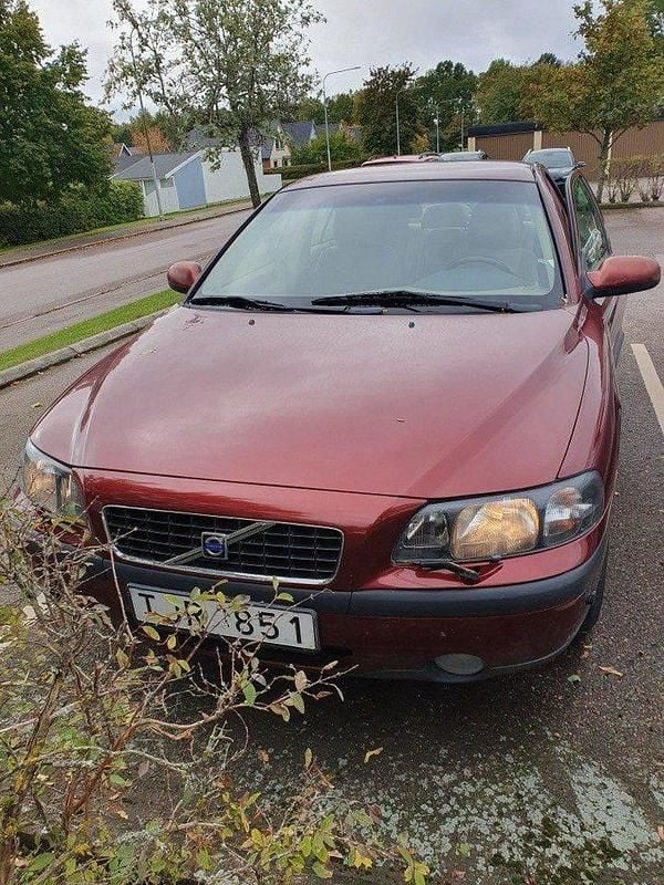 Röd Begagnad 2002 Volvo S60 Business Edition Sedan | 8 000 kr (Superpris) - Bild 1/3