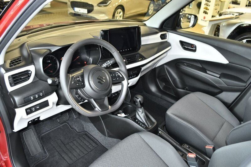 Begagnad Suzuki Swift 83 HK (61 kW) 2024 Röd Halvkombi