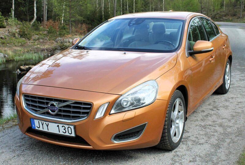 Brun Begagnad 2012 Volvo S60 Momentum Sedan | 76 000 kr (Dyr) - Bild 1/4