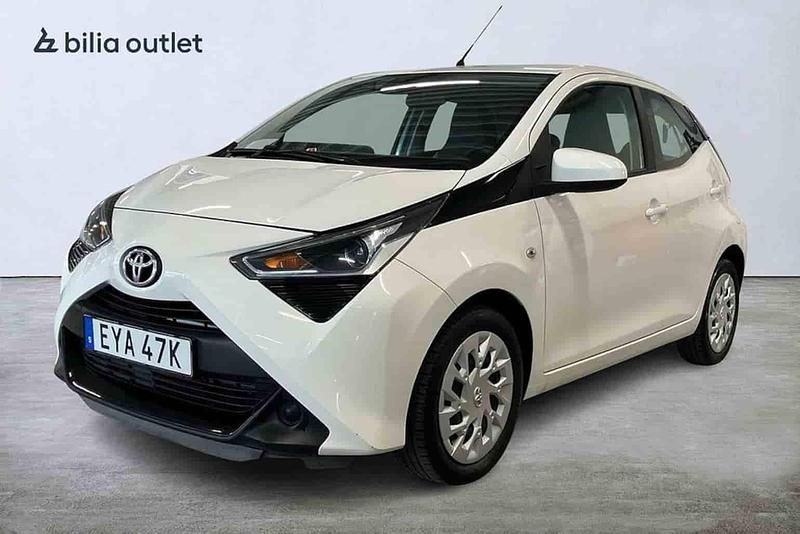 Vit Begagnad 2020 Toyota Aygo X-play Halvkombi | 109 000 kr (Marknadspris) - Bild 1/1