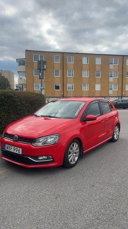 Röd Begagnad 2015 VW Polo Halvkombi | 70 000 kr (Marknadspris) - Bild 1/4