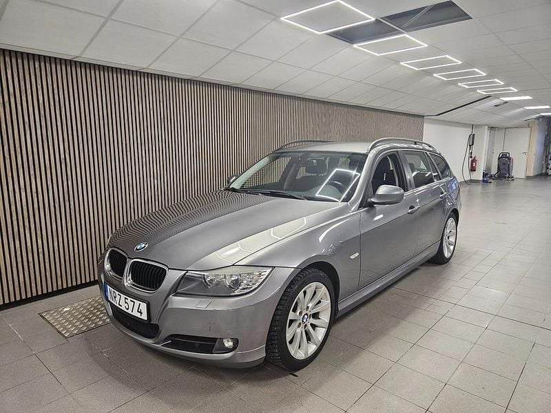 Grå Begagnad 2009 BMW 316 Comfort Edition Kombi | 69 700 kr (Marknadspris) - Bild 1/4