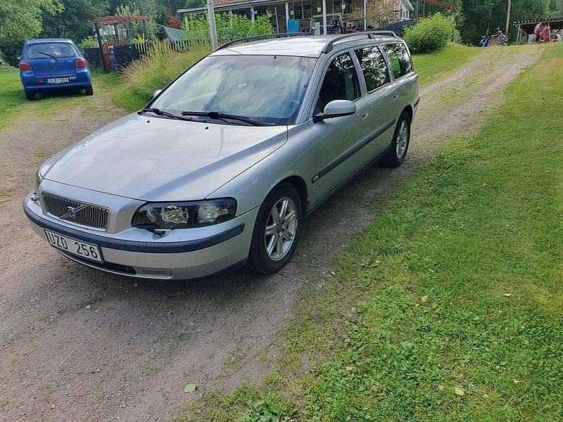 Grå Begagnad 2004 Volvo V70 Business Edition Kombi | 23 000 kr (Marknadspris) - Bild 1/4