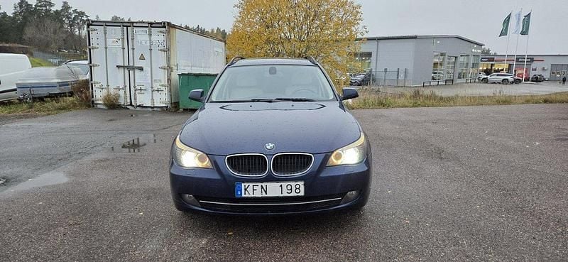 Blå Begagnad 2010 BMW 520 Kombi | 60 000 kr (Superpris) - Bild 1/4