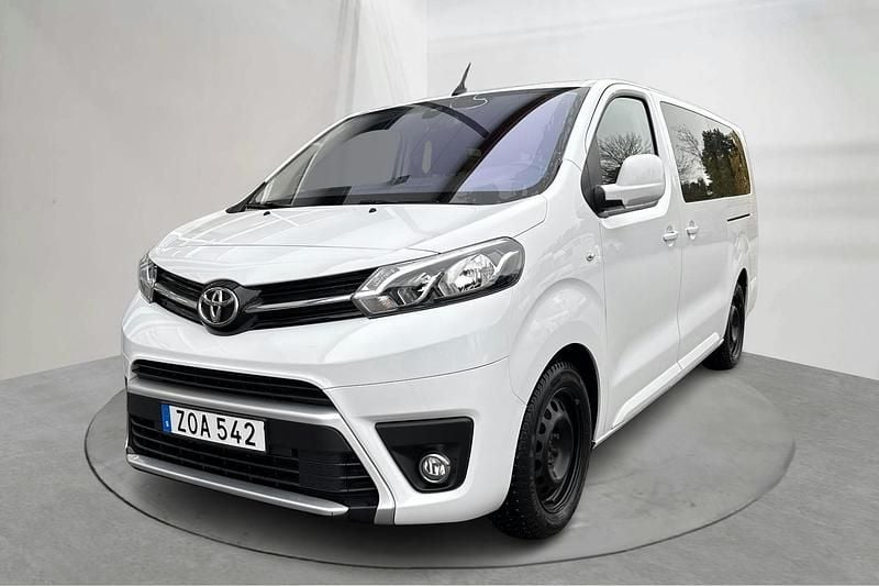 Vit Begagnad 2024 Toyota Proace Verso Kombi | 380 000 kr (Marknadspris) - Bild 1/4