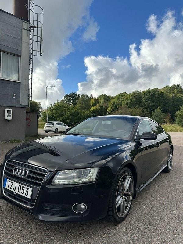 Svart Begagnad 2010 Audi A5 Sportback Comfort Halvkombi | 69 000 kr (Marknadspris) - Bild 1/4