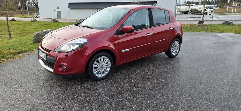 Röd Begagnad 2012 Renault Clio IV Halvkombi | 37 000 kr (Superpris) - Bild 1/4
