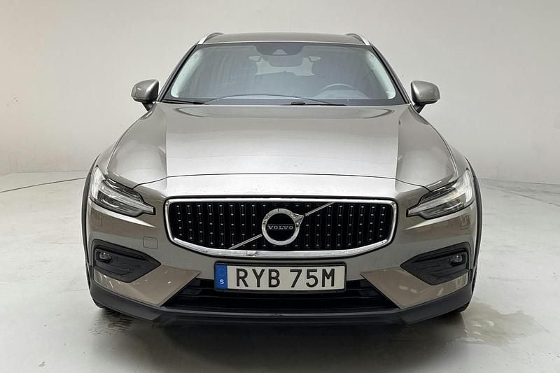 Begagnad Volvo V60 CC 197 HK (144 kW) 2022 Grå Kombi