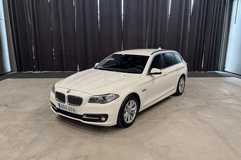 Vit Begagnad 2016 BMW 520 M Sport Kombi | 129 900 kr (Bra pris) - Bild 1/4
