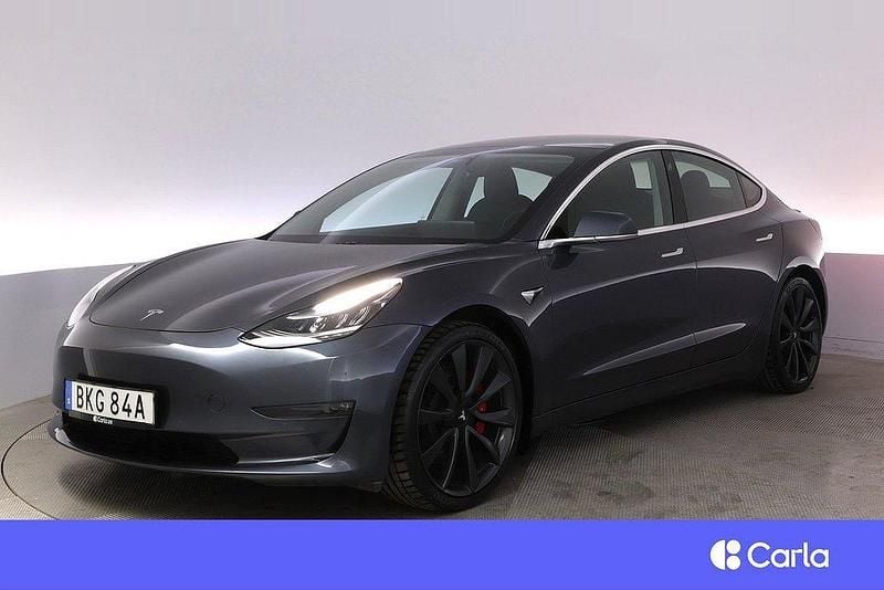 Grå Begagnad 2020 Tesla Model 3 Performance Sedan | 344 900 kr (Marknadspris) - Bild 1/4