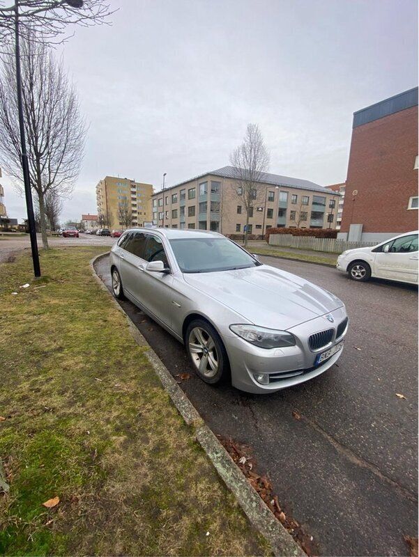 Grå Begagnad 2013 BMW 520 Kombi | 110 000 kr (Bra pris) - Bild 1/4