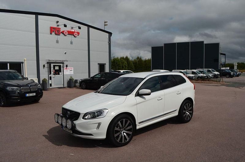 Vit Begagnad 2016 Volvo XC60 Standard SUV | 184 900 kr (Lite dyr) - Bild 1/4