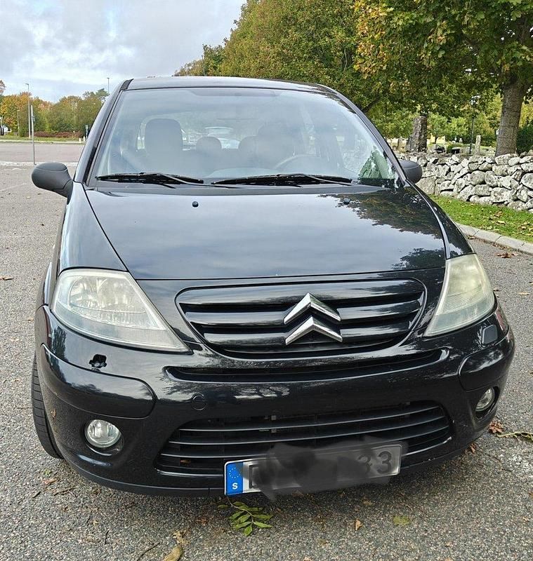 Svart Begagnad 2007 Citroën C3 Halvkombi | 26 000 kr (Marknadspris) - Bild 1/4