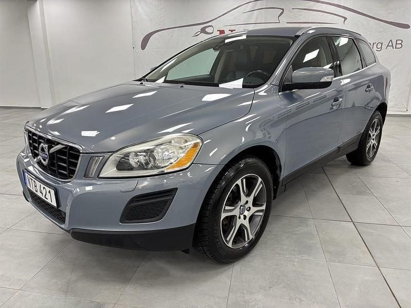 Ljusblå Begagnad 2010 Volvo XC60 Summum SUV | 119 900 kr (Marknadspris) - Bild 1/4