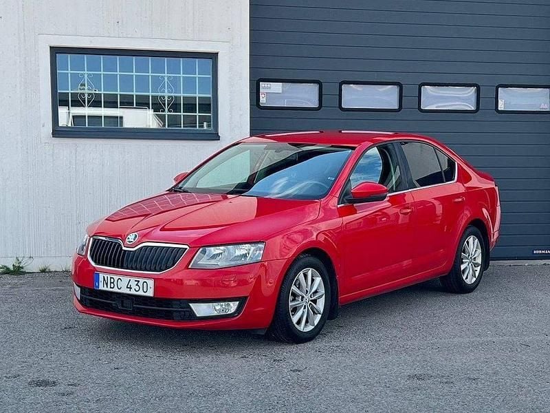 Röd Begagnad 2015 Skoda Octavia Ambition Halvkombi | 99 900 kr - Bild 1/4