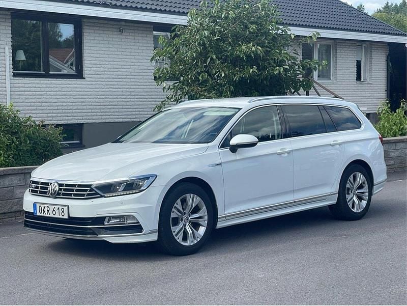 Vit Begagnad 2017 VW Passat R-line Kombi | 159 000 kr (Bra pris) - Bild 1/4