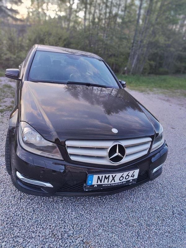 Svart Begagnad 2013 Mercedes C220 Sedan | 115 000 kr (Marknadspris) - Bild 1/4