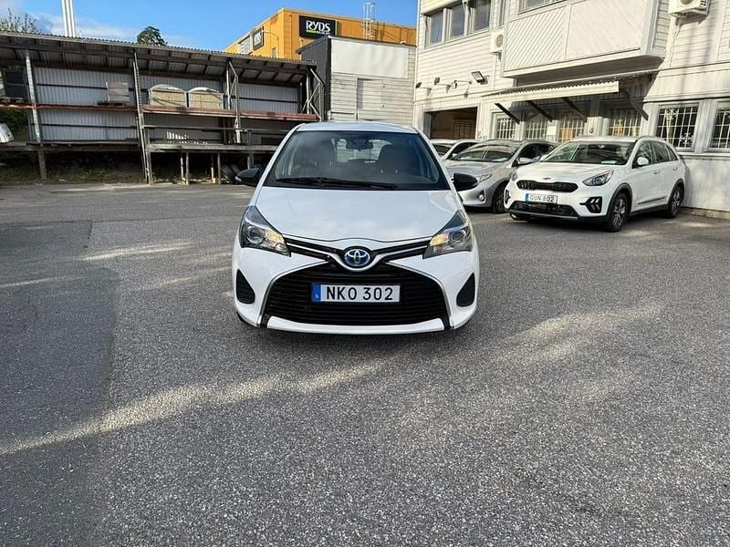 Vit Begagnad 2016 Toyota Yaris Hybrid Active Halvkombi | 89 900 kr (Marknadspris) - Bild 1/4