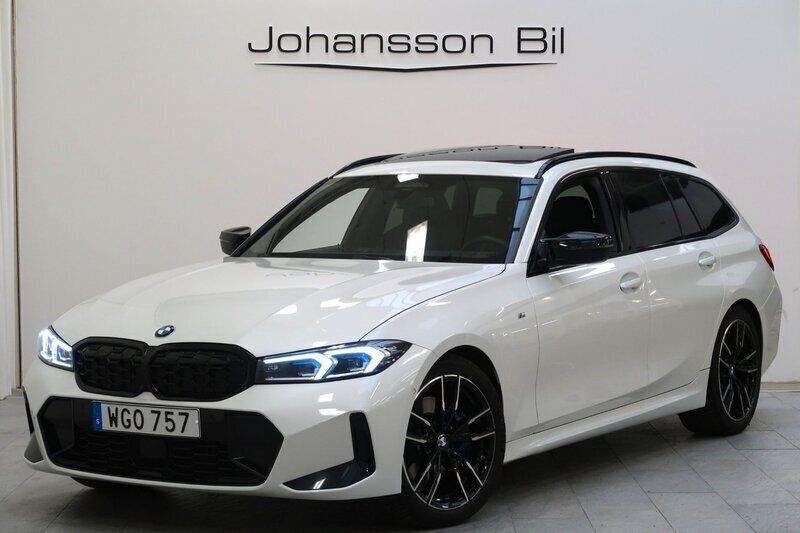 Vit Begagnad 2023 BMW M340 Shadowline Sedan | 744 900 kr (Marknadspris) - Bild 1/4