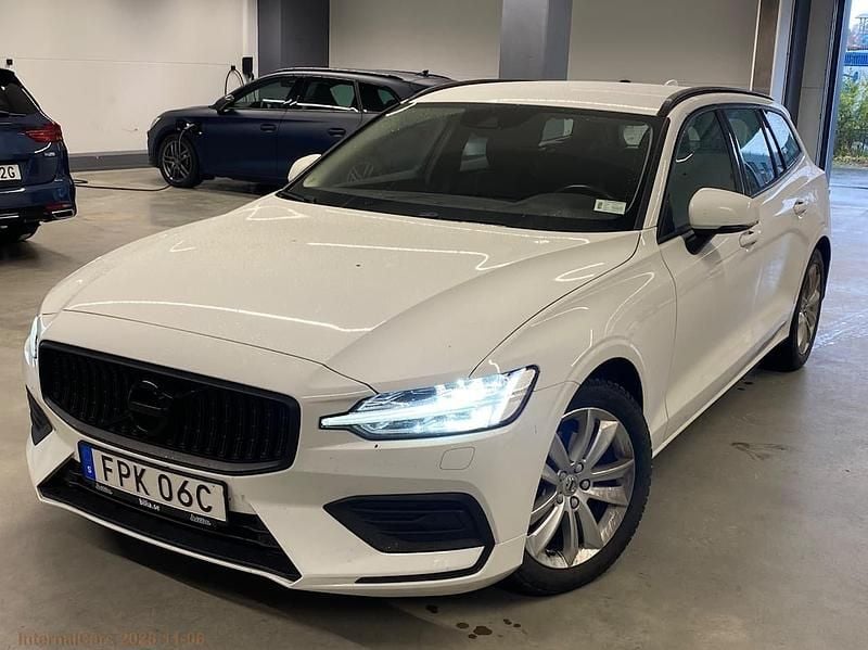 Vit Begagnad 2020 Volvo V60 Momentum Kombi | 244 000 kr (Superpris) - Bild 1/4