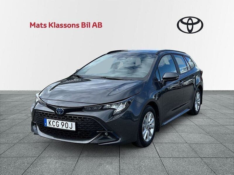 Mörkgrå Begagnad 2023 Toyota Corolla Active Kombi | 269 000 kr (Marknadspris) - Bild 1/4