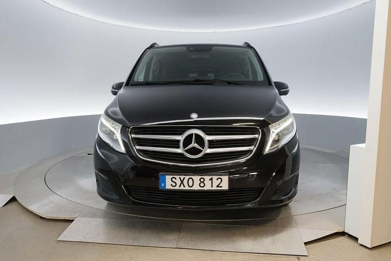 Svart Begagnad 2016 Mercedes V220 Minibuss | 399 000 kr (Marknadspris) - Bild 1/4
