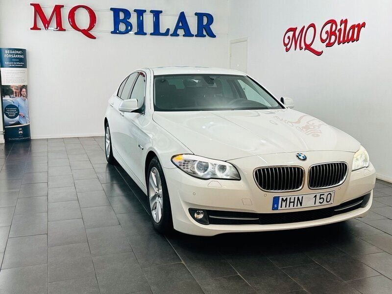 Vit Begagnad 2012 BMW 520 Sedan | 109 900 kr (Marknadspris) - Bild 1/4