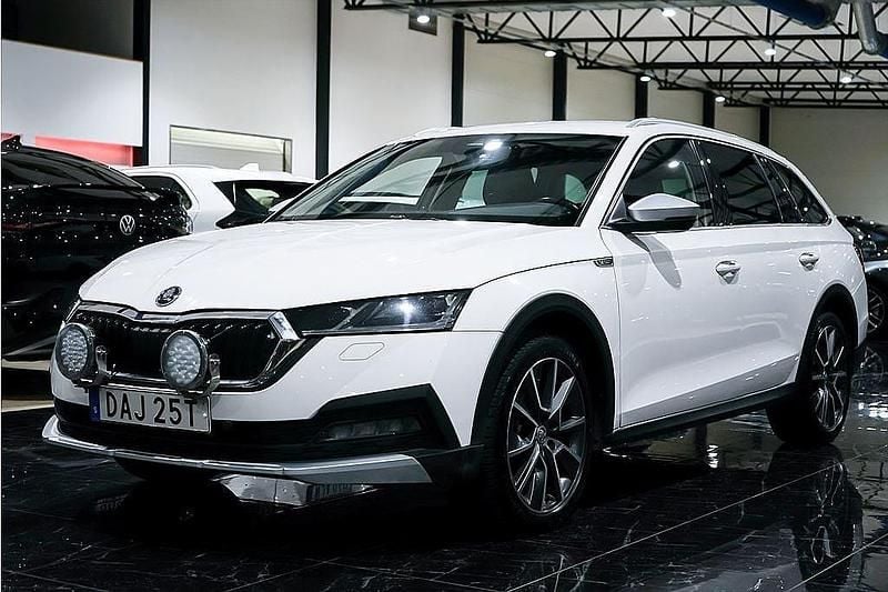 Begagnad Skoda Octavia Scout 200 HK (147 kW) 2021 Vit Kombi