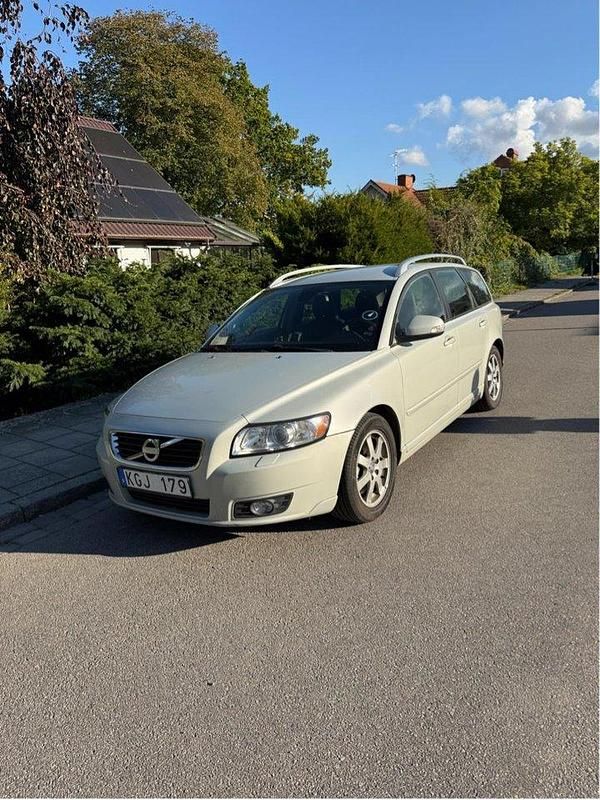 Vit Begagnad 2012 Volvo V50 Momentum Kombi | 44 000 kr (Marknadspris) - Bild 1/4