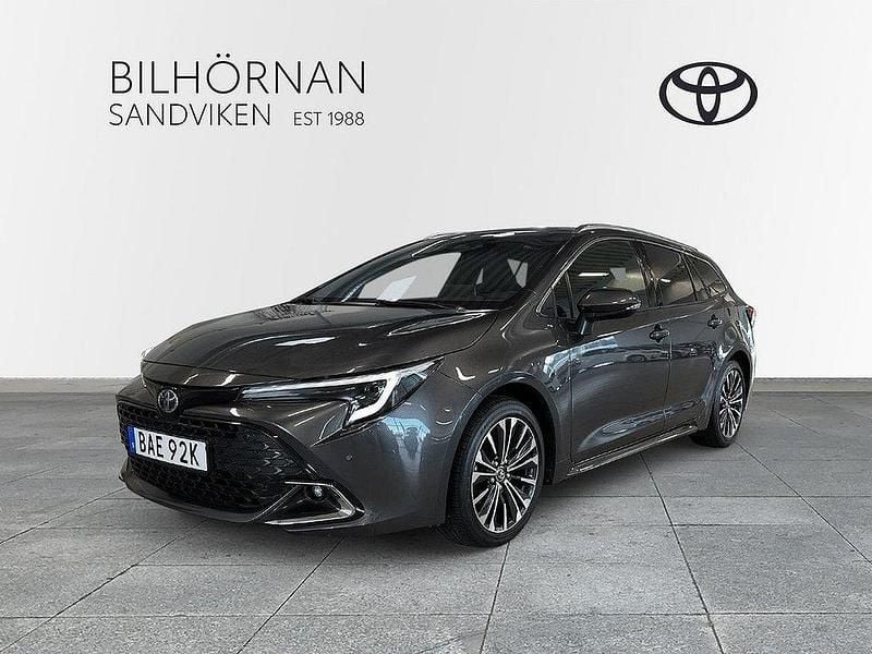 Mörkgrå Begagnad 2024 Toyota Corolla Style Kombi | 314 900 kr (Marknadspris) - Bild 1/4
