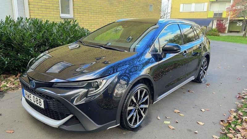 Svart Begagnad 2022 Toyota Corolla Kombi | 290 000 kr (Marknadspris) - Bild 1/4