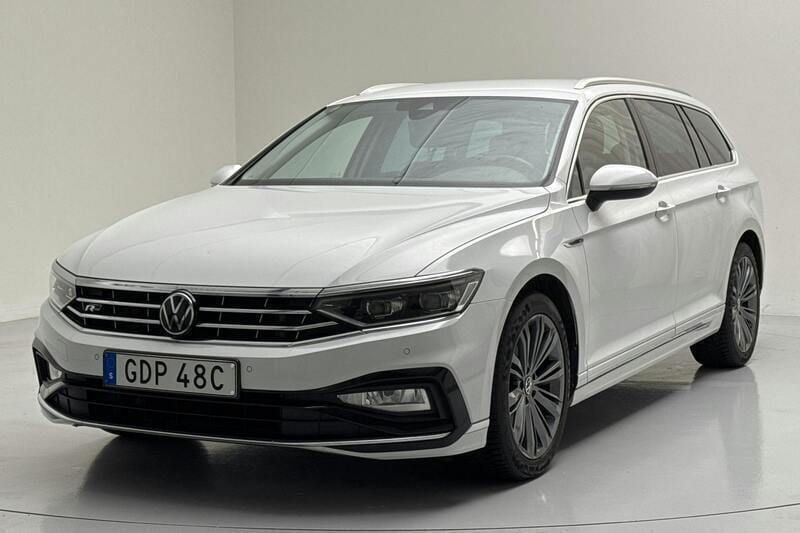 Vit Begagnad 2022 VW Passat Business Sedan | 273 000 kr (Marknadspris) - Bild 1/4