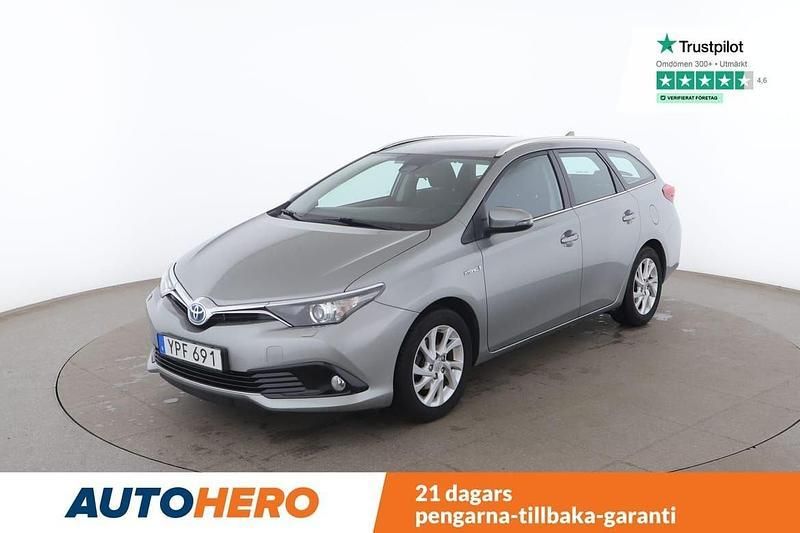 Ljusgrå Begagnad 2017 Toyota Auris Touring Sports Active Kombi | 165 000 kr (Marknadspris) - Bild 1/4
