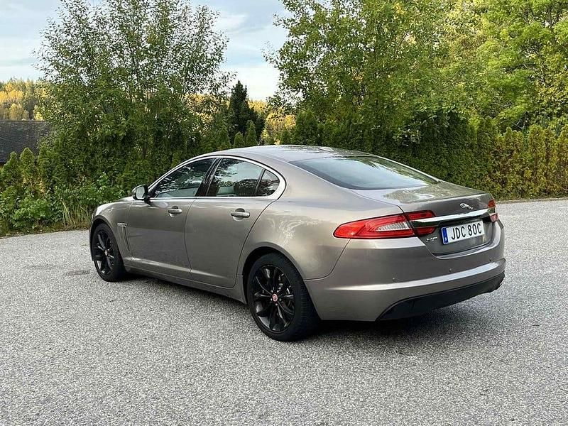 Begagnad Jaguar XF Luxury 190 HK (139 kW) 2012 Grå Sedan