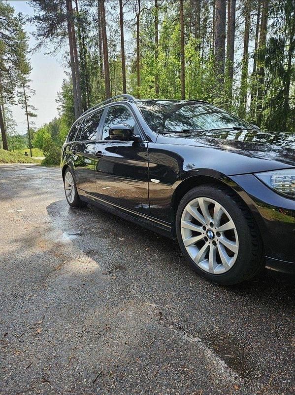 Svart Begagnad 2010 BMW 320 Comfort Edition Kombi | 69 000 kr (Marknadspris) - Bild 1/1