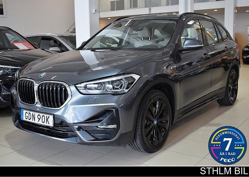 Grå Begagnad 2022 BMW X1 Sport Line SUV | 289 000 kr (Marknadspris) - Bild 1/4