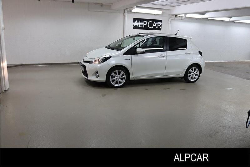 Grå Begagnad 2012 Toyota Yaris Hybrid Style Halvkombi | 89 900 kr (Marknadspris) - Bild 1/4