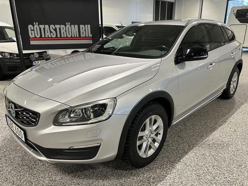 Begagnad Volvo V60 CC Summum 190 HK (139 kW) 2016 Silver Kombi