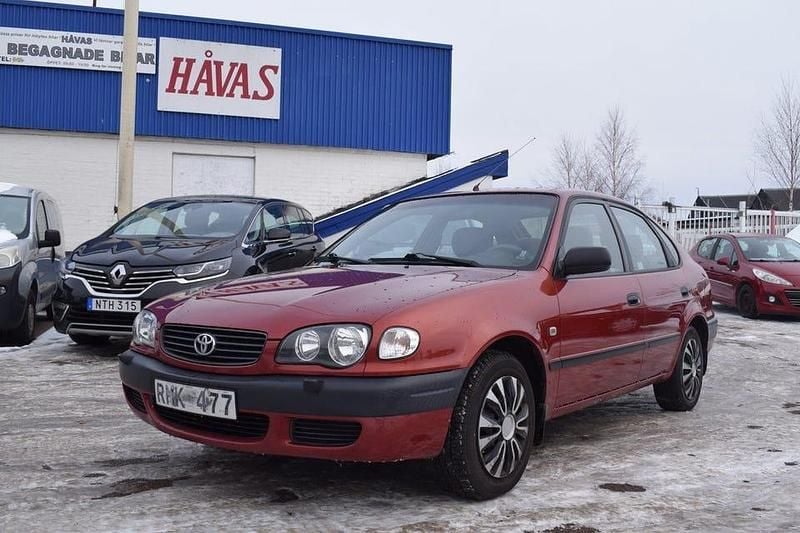 Röd Begagnad 2000 Toyota Corolla Halvkombi | 24 900 kr (Lite dyr) - Bild 1/4