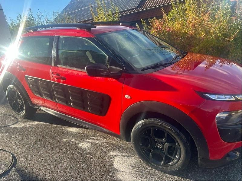 Röd Begagnad 2015 Citroën C4 Cactus Halvkombi | 84 900 kr (Marknadspris) - Bild 1/4