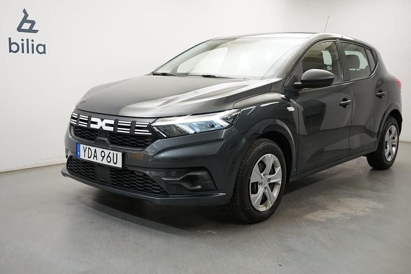 Grå Begagnad 2022 Dacia Sandero Essentiel Halvkombi | 124 900 kr (Bra pris) - Bild 1/4