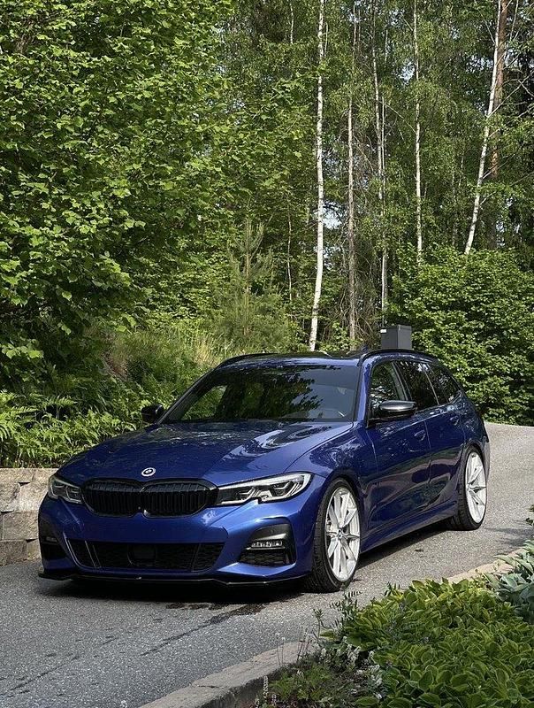 Blå Begagnad 2021 BMW 320 M Sport Kombi | 330 000 kr (Dyr) - Bild 1/4