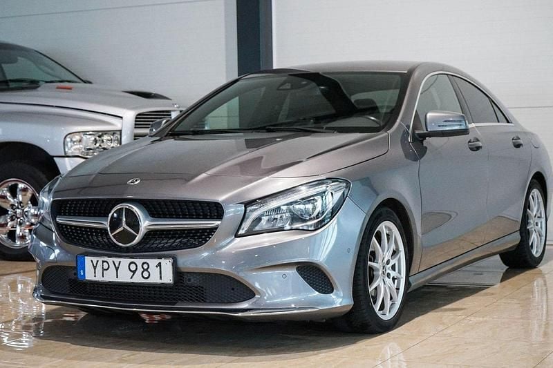 Mörkgrå Begagnad 2017 Mercedes CLA220 Sedan | 189 500 kr (Marknadspris) - Bild 1/4