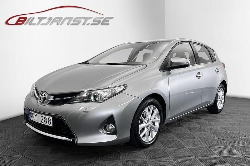 Grå Begagnad 2013 Toyota Auris Multidrive S Kombi | 99 900 kr (Marknadspris) - Bild 1/4