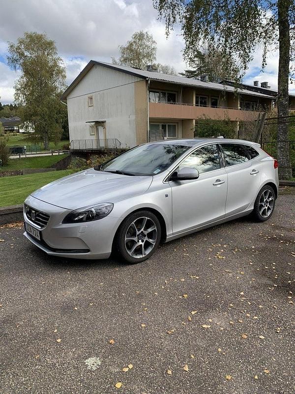 Silver Begagnad 2016 Volvo V40 Ocean Race Kombi | 129 000 kr (Marknadspris) - Bild 1/4