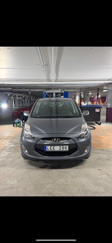 Grå Begagnad 2011 Hyundai ix20 Minibuss | 75 000 kr (Marknadspris) - Bild 1/4