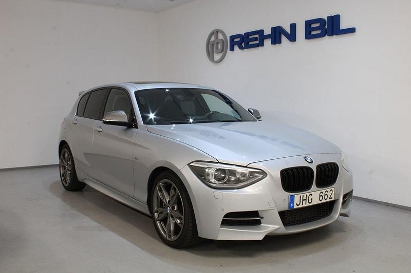 Silver Begagnad 2013 BMW M135 Comfort Edition Halvkombi | 244 900 kr (Lite dyr) - Bild 1/4