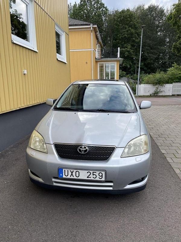 Silver Begagnad 2004 Toyota Corolla Halvkombi | 34 000 kr (Marknadspris) - Bild 1/4