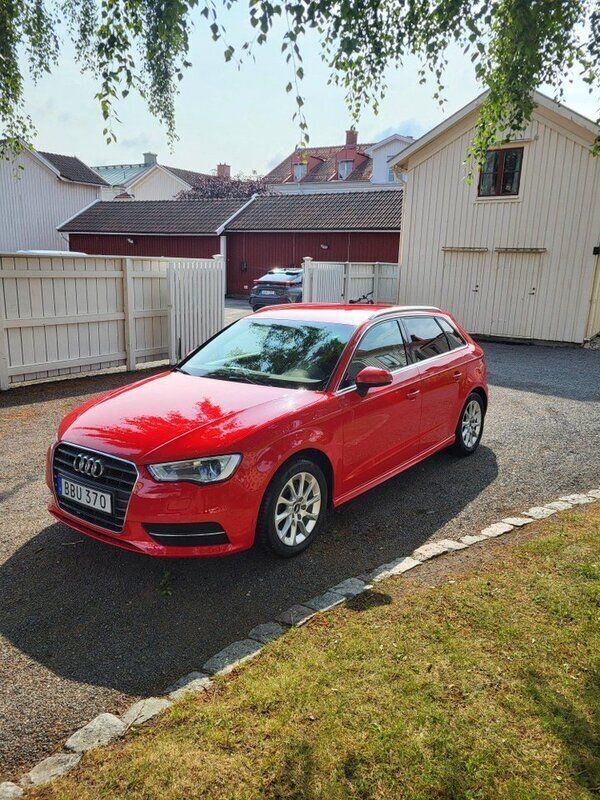Röd Begagnad 2015 Audi A3 Sportback Attraction Halvkombi | 100 000 kr (Marknadspris) - Bild 1/4